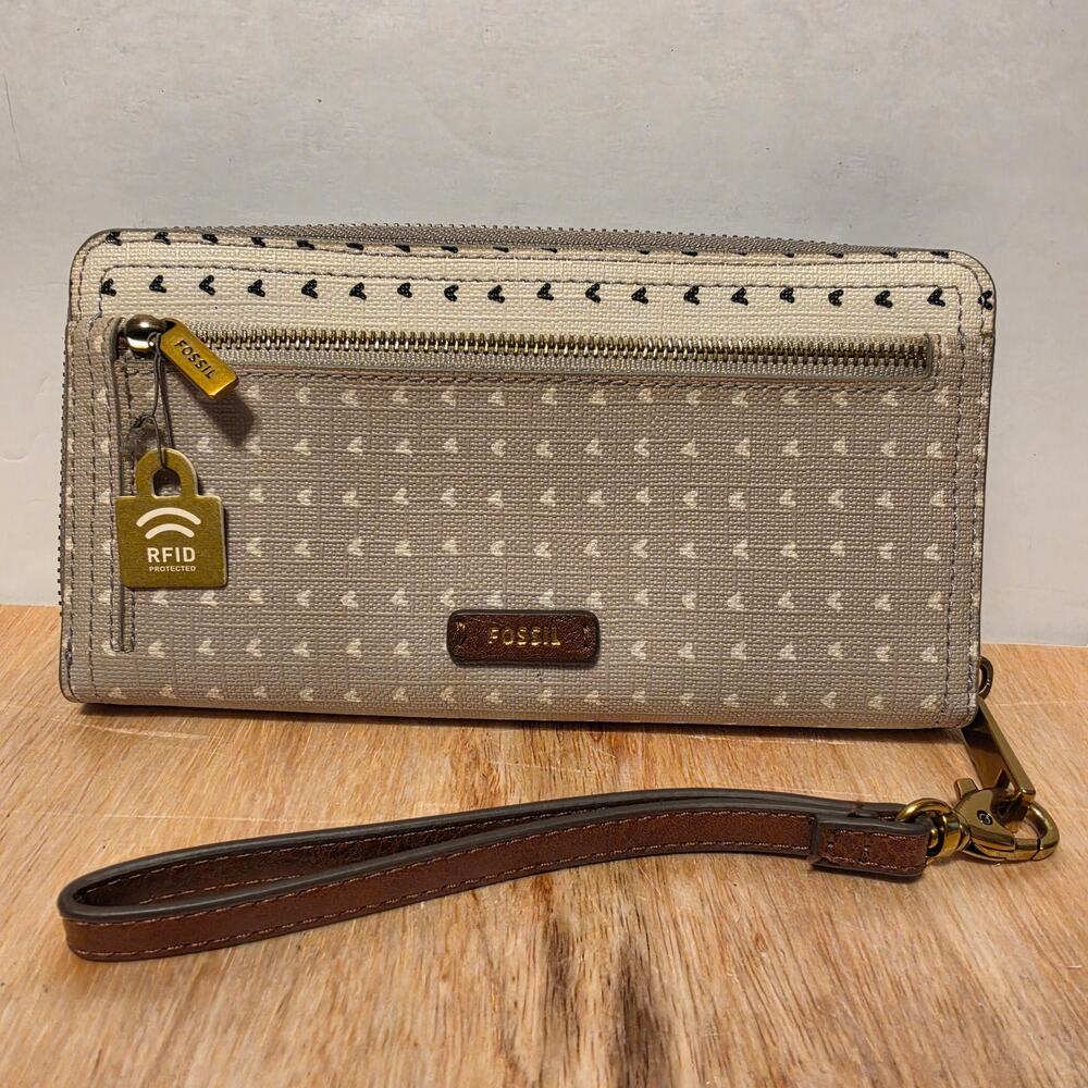 NWT Fossil Logan RDIF Zip around clutch cream/gray hearts attached strap